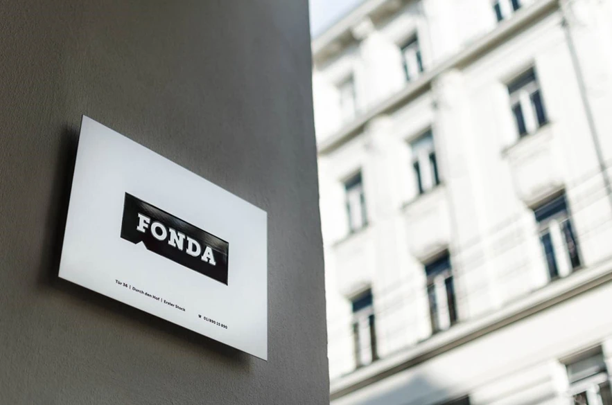 Fonda Schild auf der Neubaugasse
